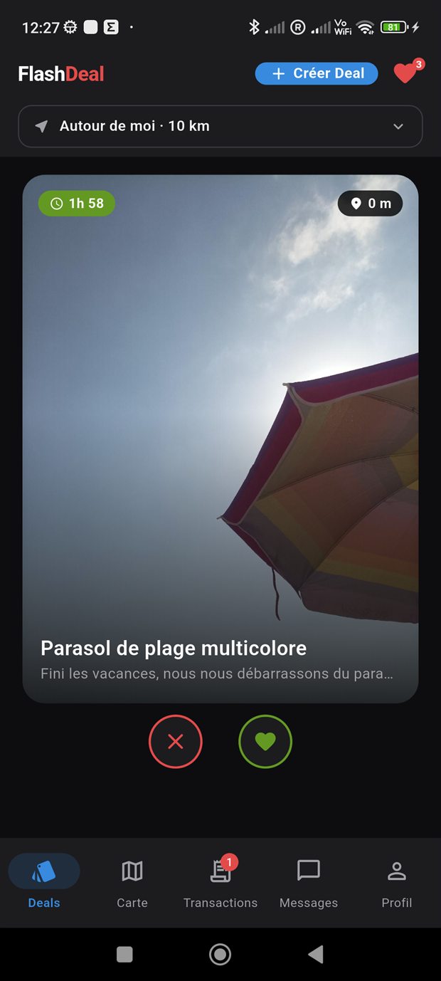L'écran de découverte de FlashDeal : une annonce de parasol de plage, son compte à rebours d'une heure cinquante-huit et sa distance, avec les boutons refuser et garder.